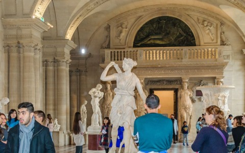 Gli acrilici di Sandra Chiappori nelle sale del castello