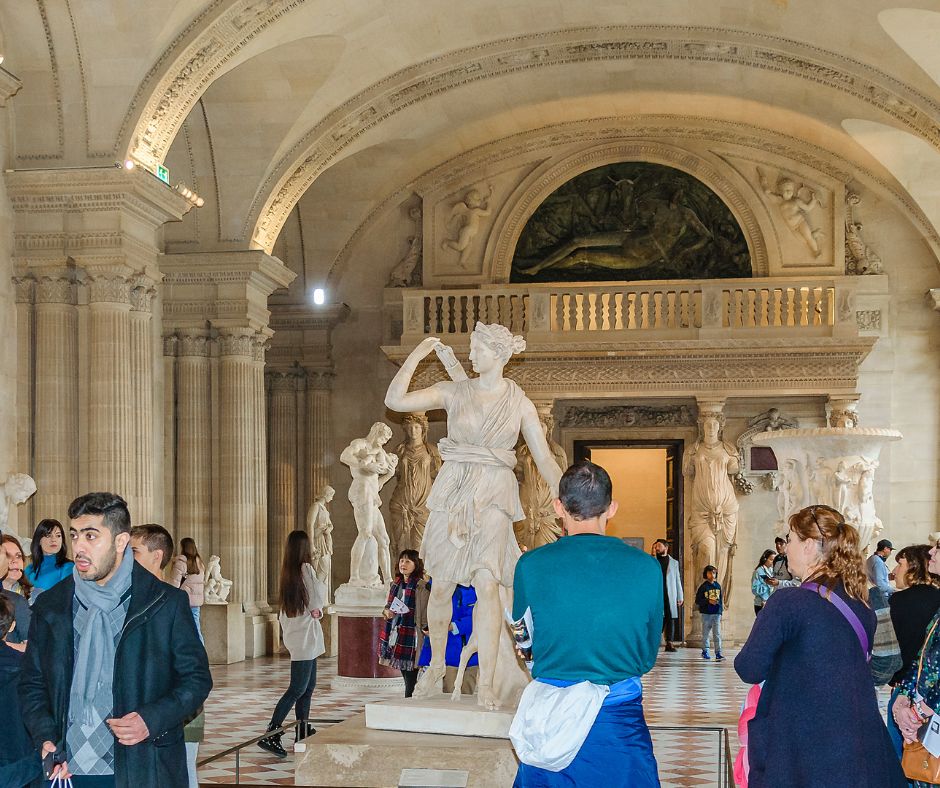 Gli acrilici di Sandra Chiappori nelle sale del castello
