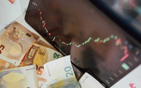 Eni blocca per 24 mesi il prezzo di luce e gas