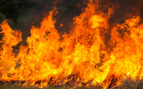 Incendio a Valterza, fiamme a un metro dalle case