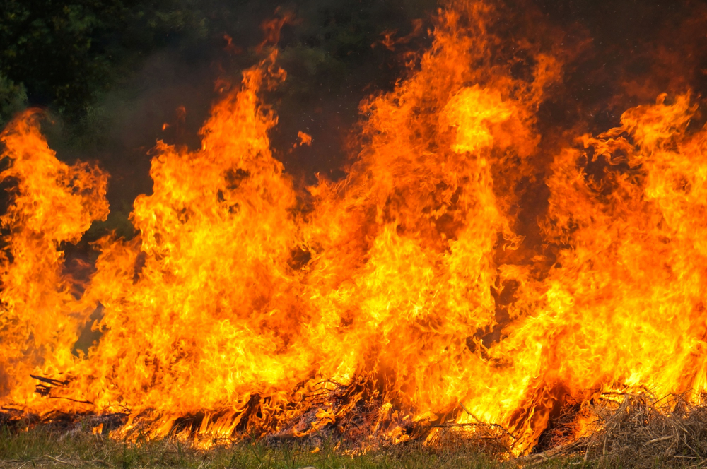 Incendio a Valterza, fiamme a un metro dalle case