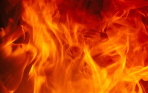 Nuova fiammata domata nella notte a Valterza