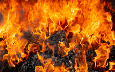 Incendio notturno, in fumo oltre mille metri di canneto