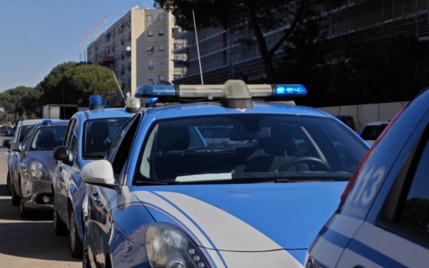 Lite nel centro di Asti, 22enne ferito al collo