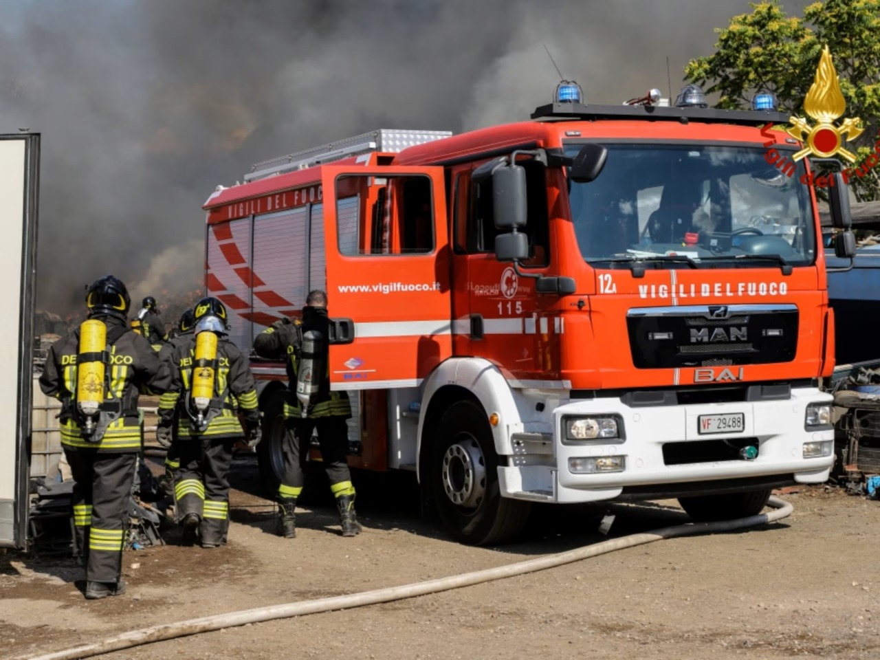Incendio in via Pasolini, auto distrutta dalle fiamme ad Asti
