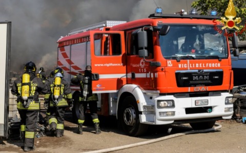 Incendio in via Pasolini, auto distrutta dalle fiamme ad Asti
