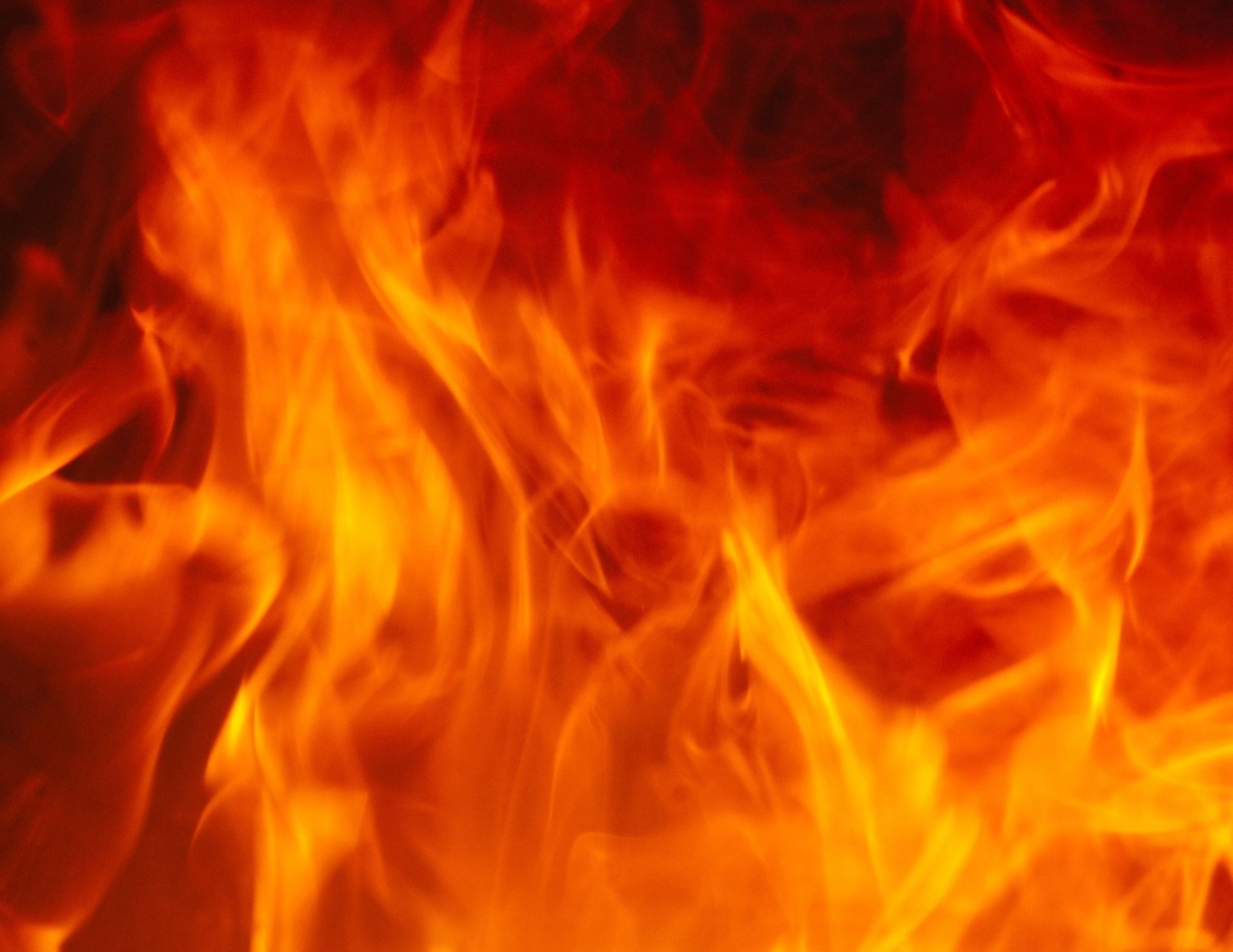 Auto distrutta dalle fiamme in via Sottoripa a Montemagno