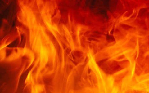 Auto distrutta dalle fiamme in via Sottoripa a Montemagno
